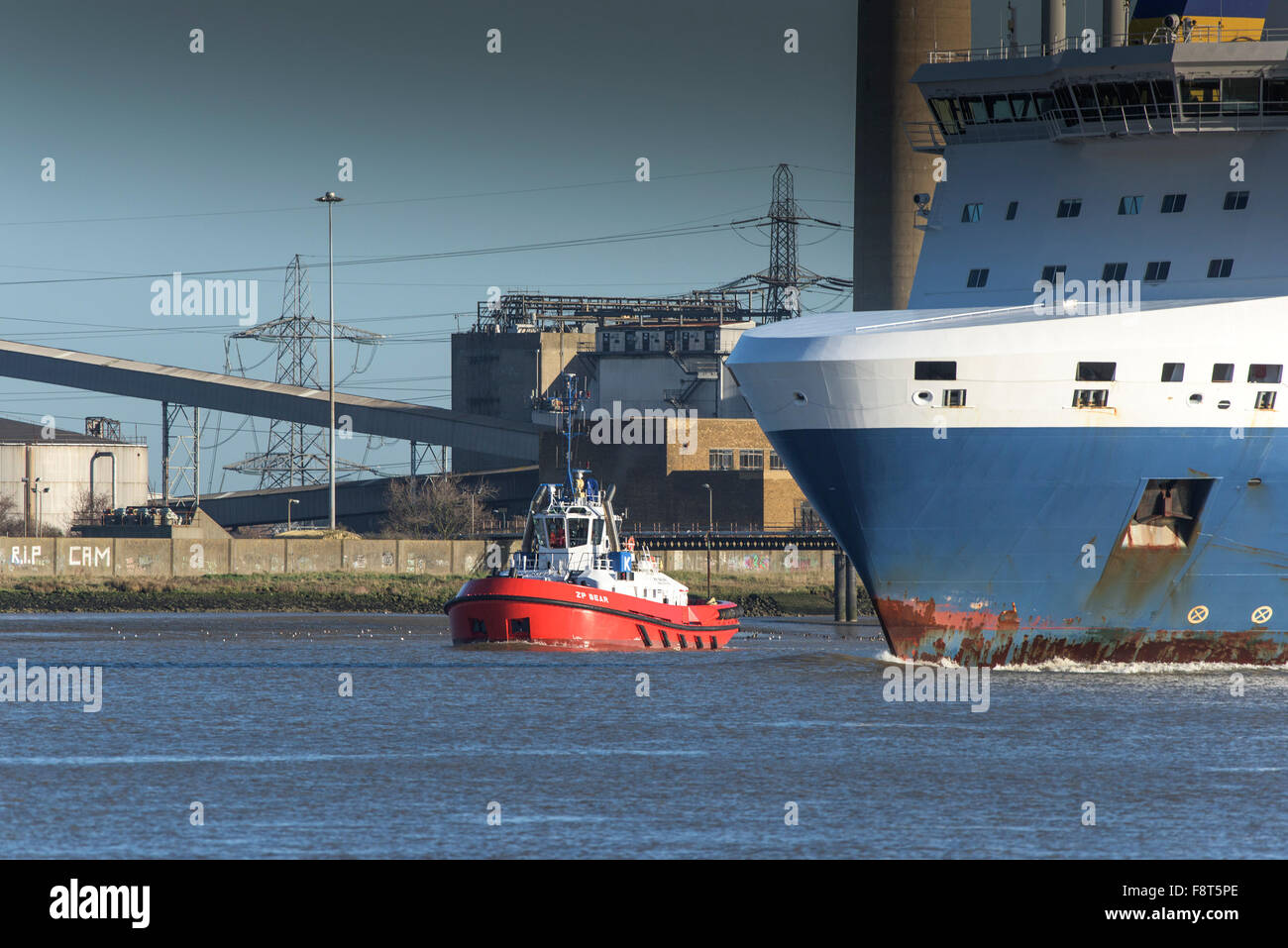 Il rimorchiatore, ZP Bear accompagna il roll on-roll off nave cargo Transpulp come lei cuoce a vapore più a monte lungo il fiume Tamigi. Foto Stock