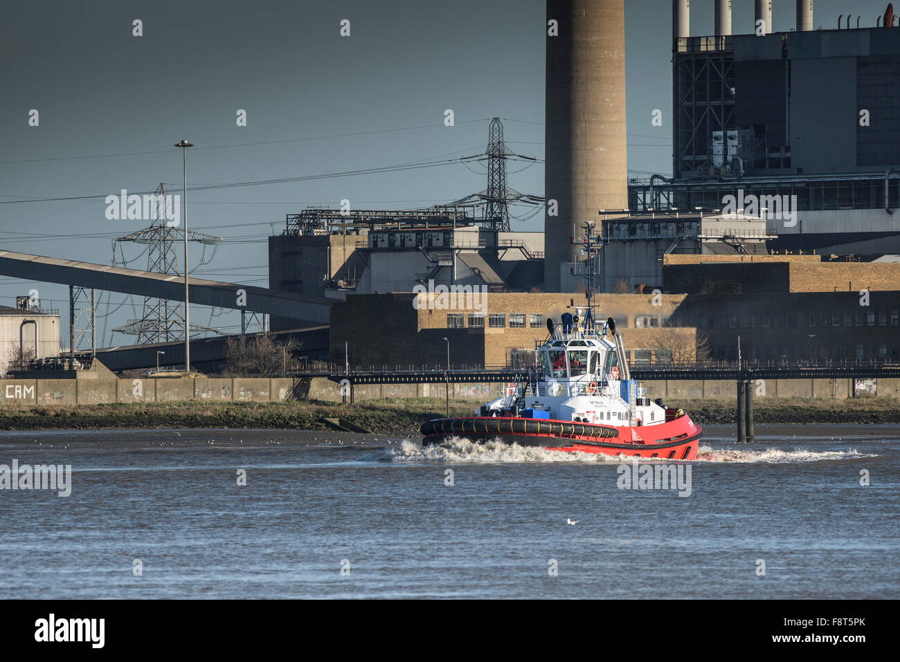 Il rimorchiatore, ZP Bear passa il Tilbury B stazione di potenza come lei cuoce a vapore più a monte lungo il fiume Tamigi. Foto Stock