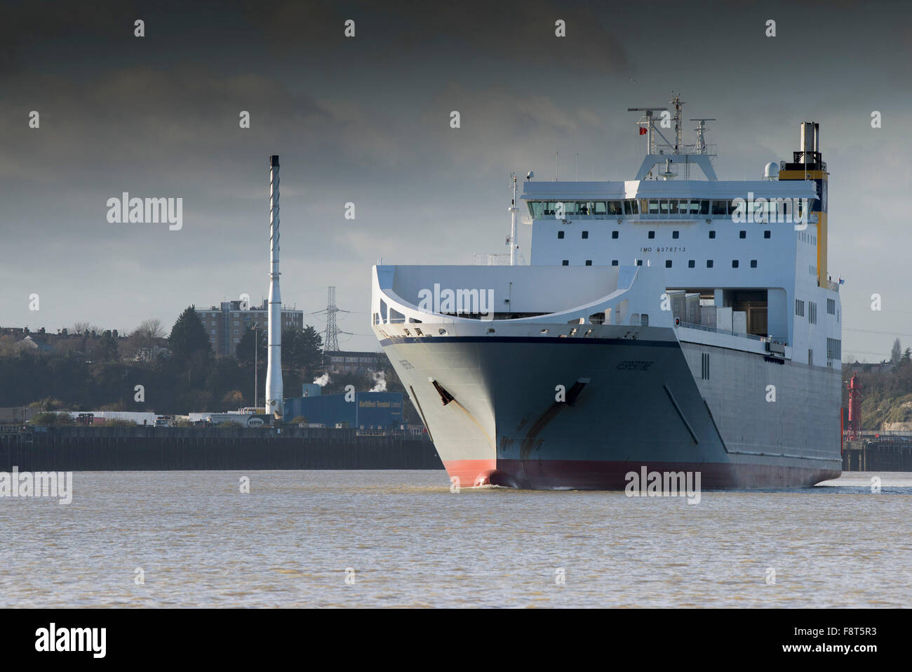 Sul fiume Tamigi, un ro-ro di nave da carico dal Cobelfret Ferries linea downriver cuoce a vapore. Foto Stock