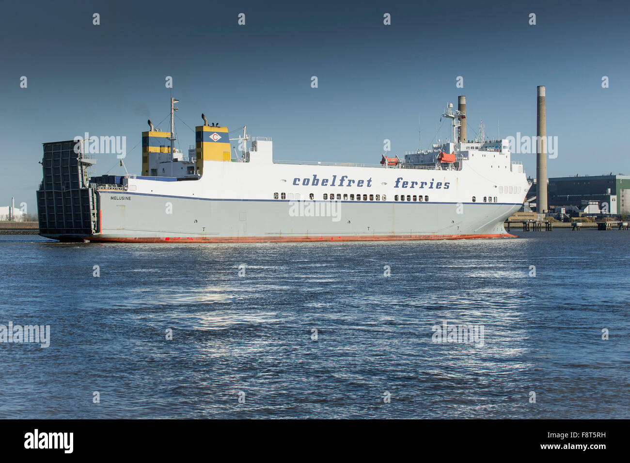 Sul fiume Tamigi, Melusine, un cargo ro-ro di traghetto dall'Cobelfret Ferries linea downriver cuoce a vapore. Foto Stock