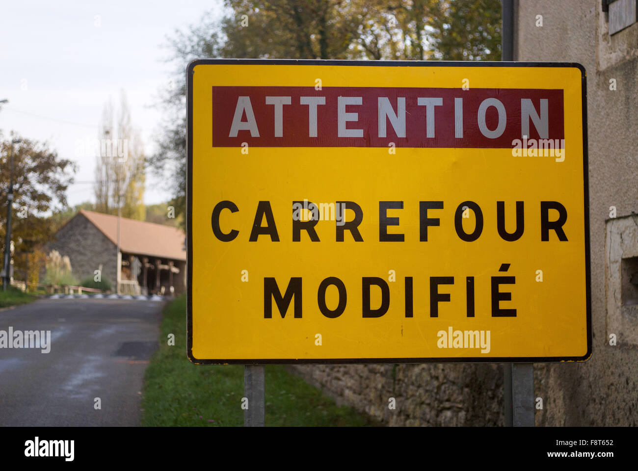 Attenzione : carrefour modifié segno, Francia Foto Stock