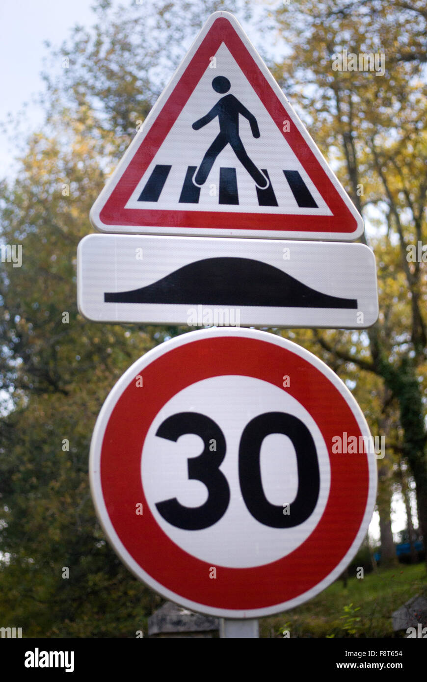 Speed bump, limite di velocità e segni di attraversamento, Francia Foto Stock