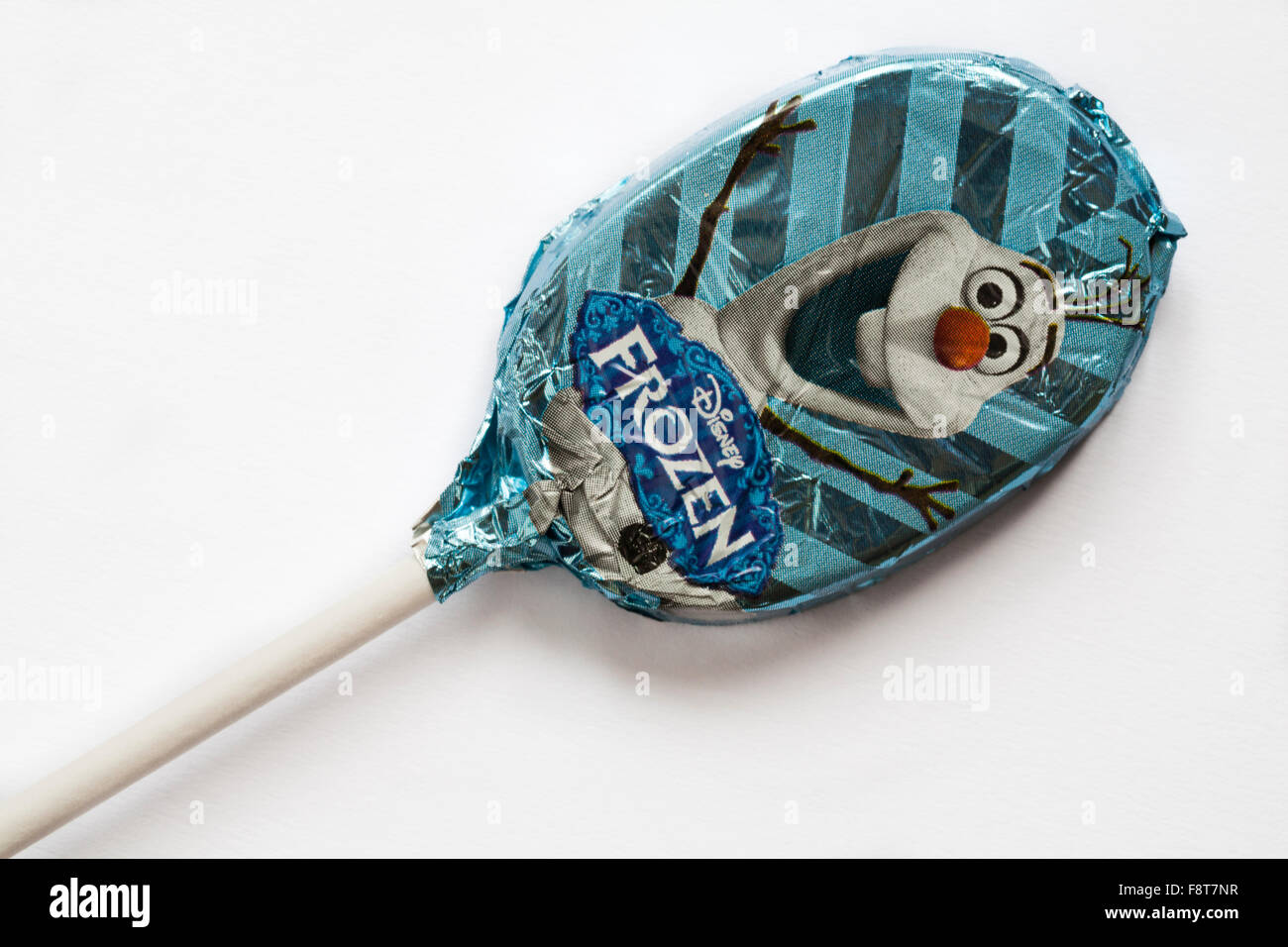 M&S cioccolato per lecca-lecca lecca-lecca stagnola avvolto con l'Olaf carattere dalla Disney congelati impostato su sfondo bianco Foto Stock