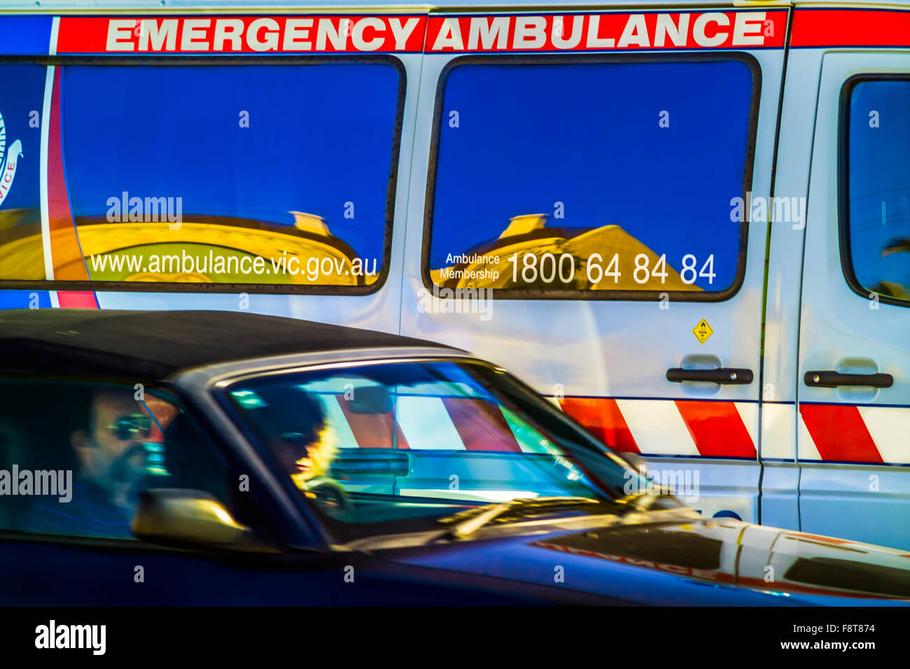 Ambulanza di emergenza sulle strade di Melbourne, Australia Foto Stock