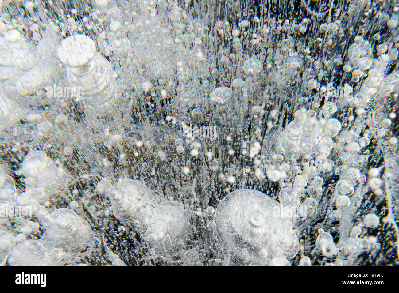 Le bolle di aria nel ghiaccio Foto Stock
