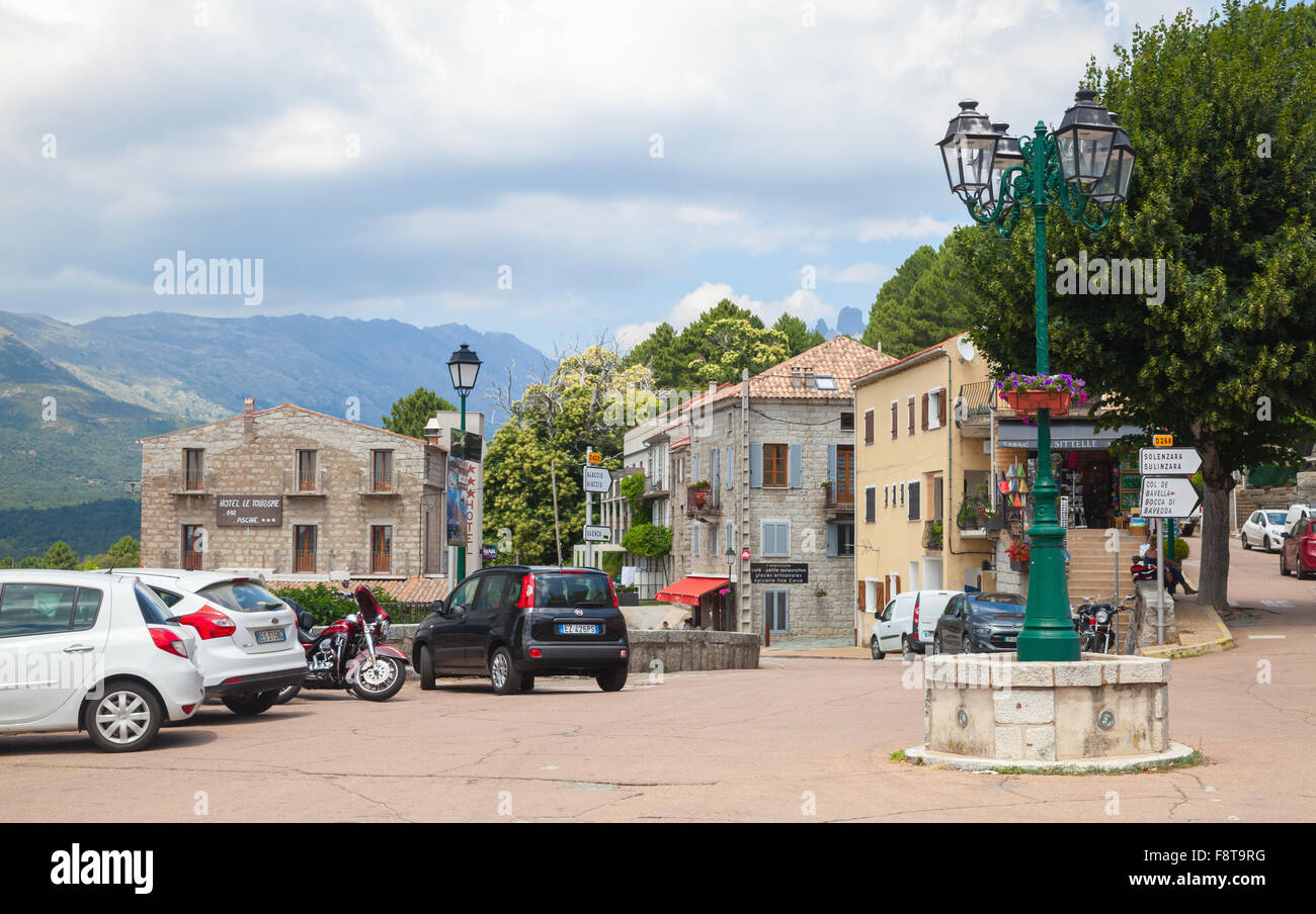 Zonza, Francia - luglio 1, 2015: Villaggio Corso street view, la piazza centrale di Zonza, Sud Corsica, Francia Foto Stock