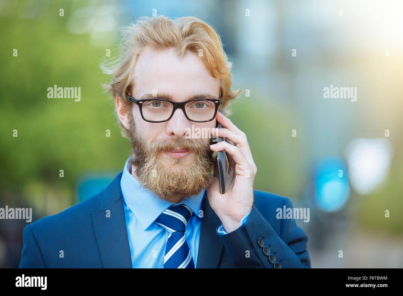Imprenditore utilizzando un telefono cellulare Foto Stock