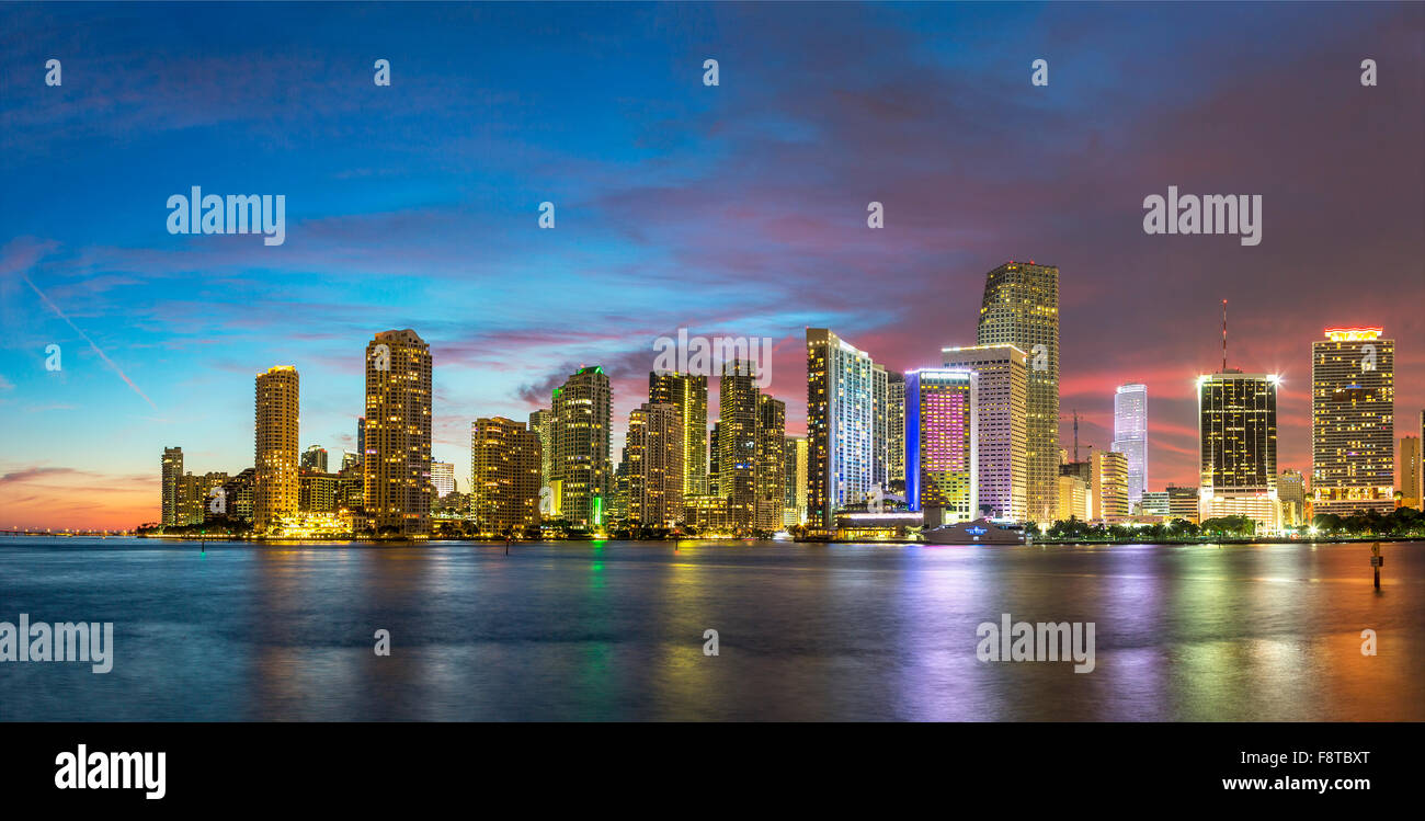 Stati Uniti d'America, Florida, lo skyline di Miami al crepuscolo Foto Stock