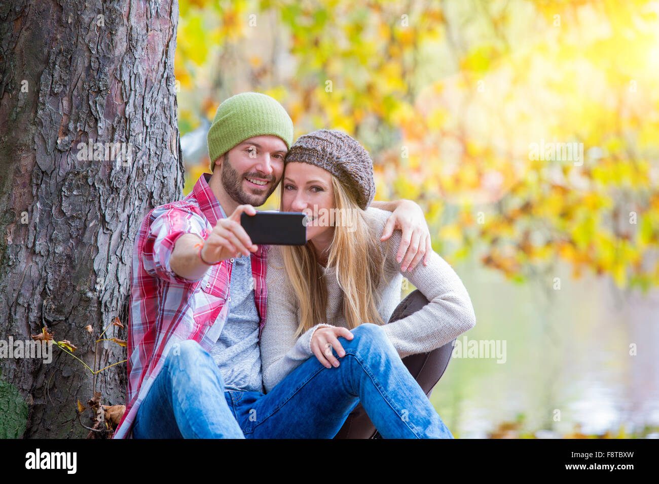 Coppia giovane dating in foresta Foto Stock