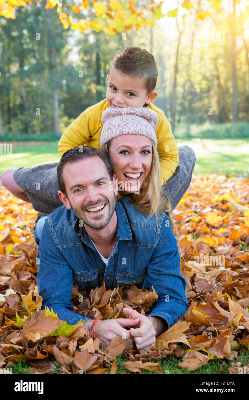 Famiglia giocando in posizione di parcheggio Foto Stock