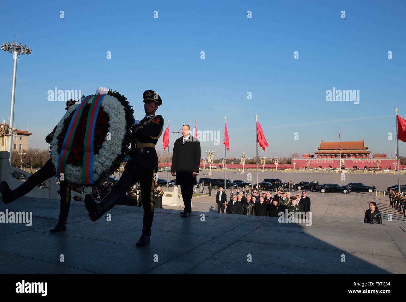 (151211) -- PECHINO, Dic 11, 2015 (Xinhua) -- Il Presidente dell'Azerbaigian Ilham Aliyev assiste una ghirlanda-posa cerimonia presso il monumento al popolo gli eroi di Pechino, capitale della Cina. (Xinhua/Ding Hai-tao) (yxb) Foto Stock