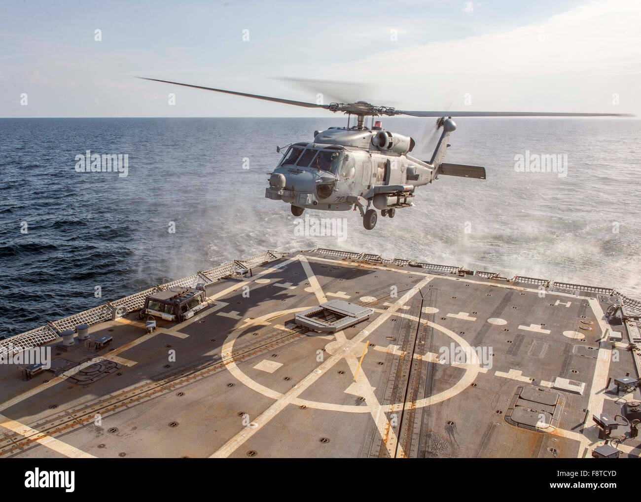 MH-60R Sea Hawk elicottero atterra sul ponte di volo di visite-missile destroyer USS Bulkeley Foto Stock