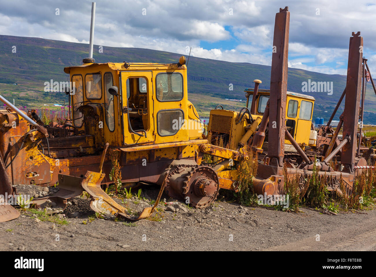 Vecchie e arrugginite weathered bulldozer. All'aperto tiro orizzontale Foto Stock