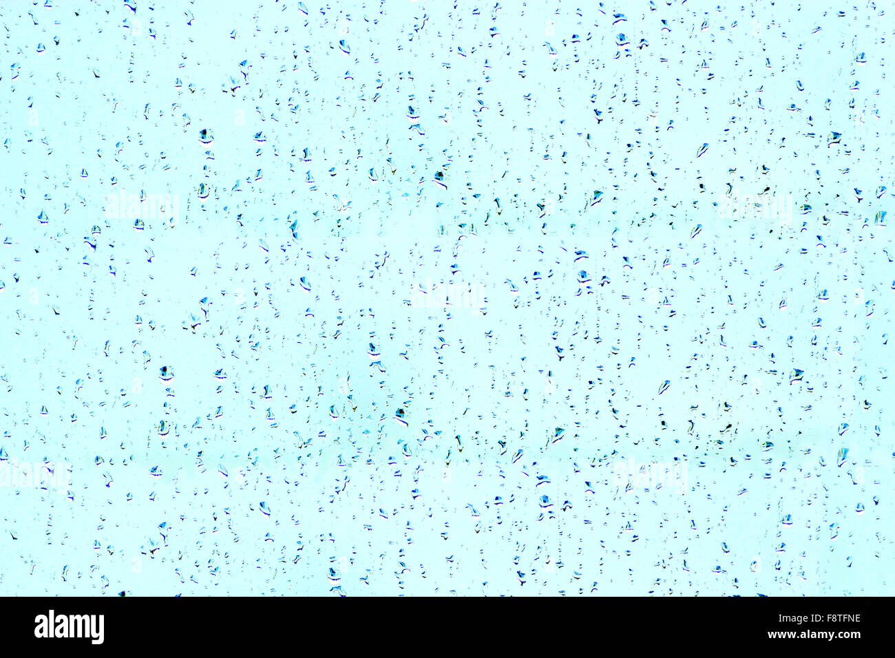 Goccioline di acqua sul vetro durante la pioggia Foto Stock