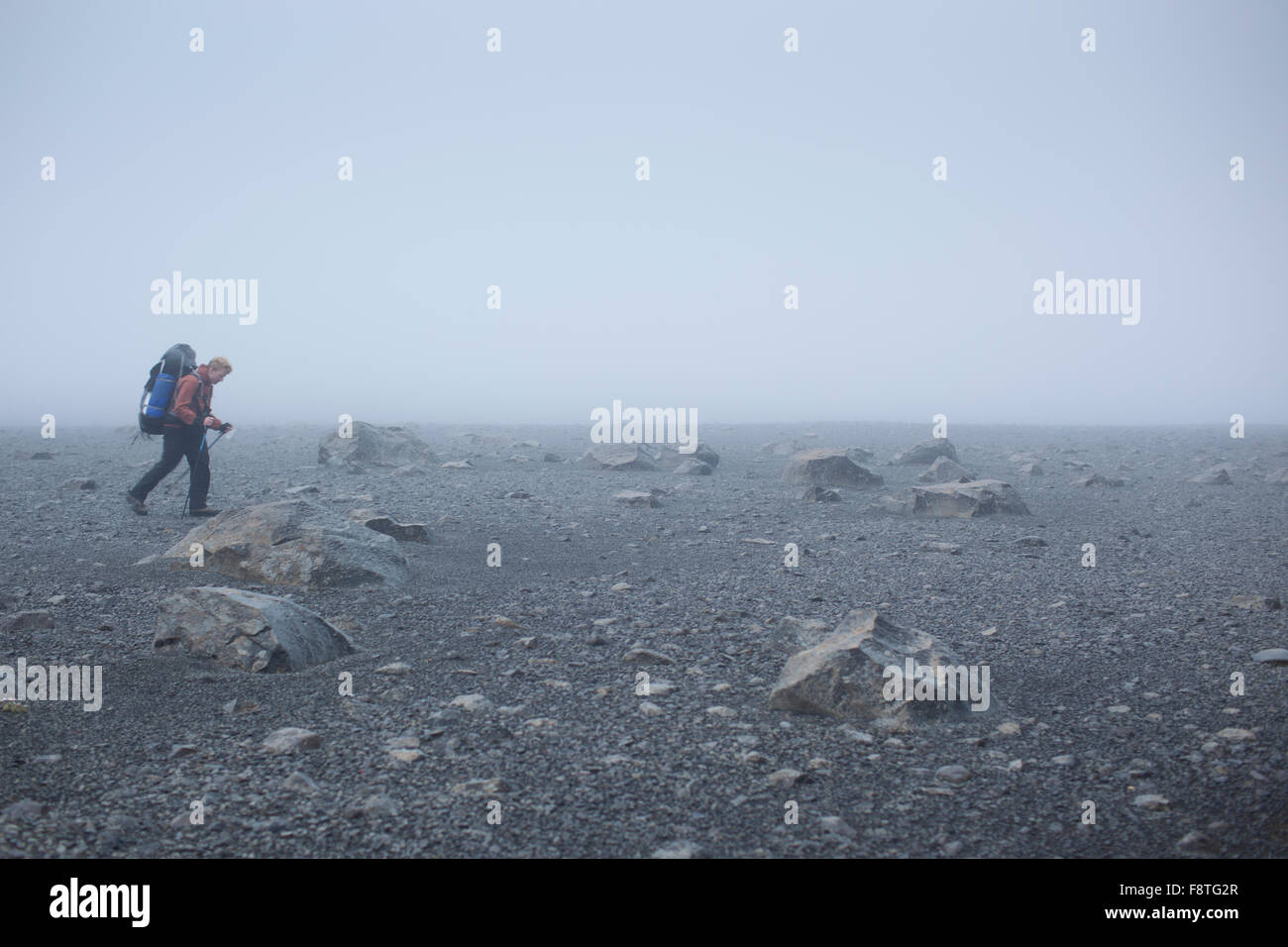 Escursionista camminano attraverso altopiani centrali in Islanda Foto Stock