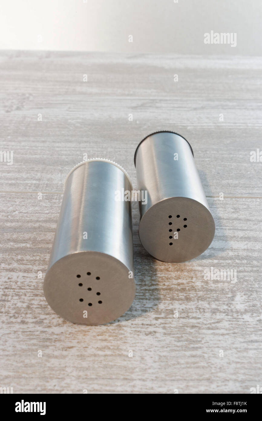 Acciaio inossidabile il sale e il pepe sul tavolo di legno Foto Stock