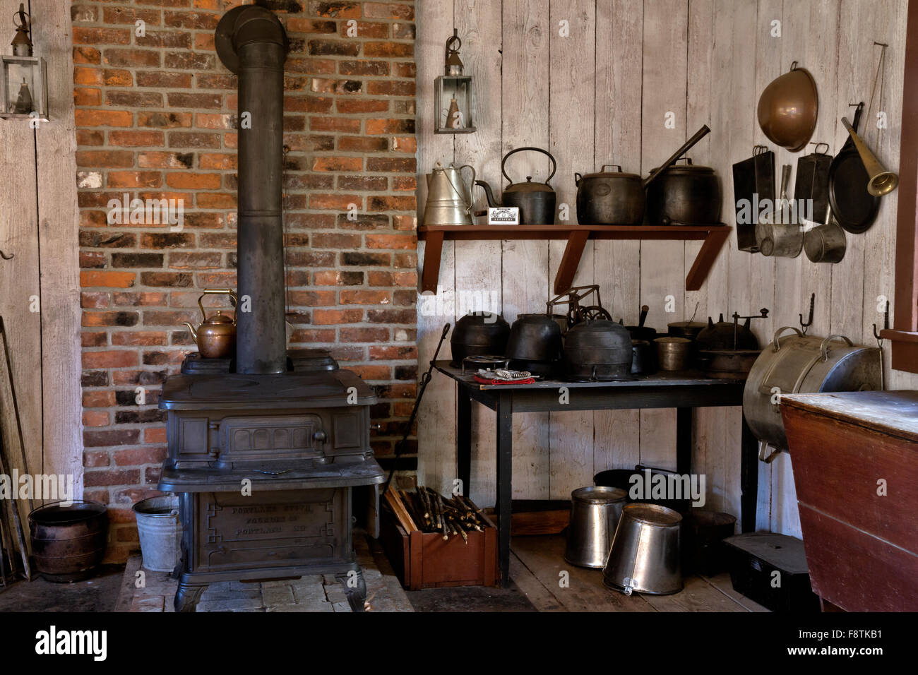 WASHINGTON - Cookhouse con woodstove e un sacco di pentole e padelle a Fort Nisqually Historic Site, un museo vivente di storia. Foto Stock