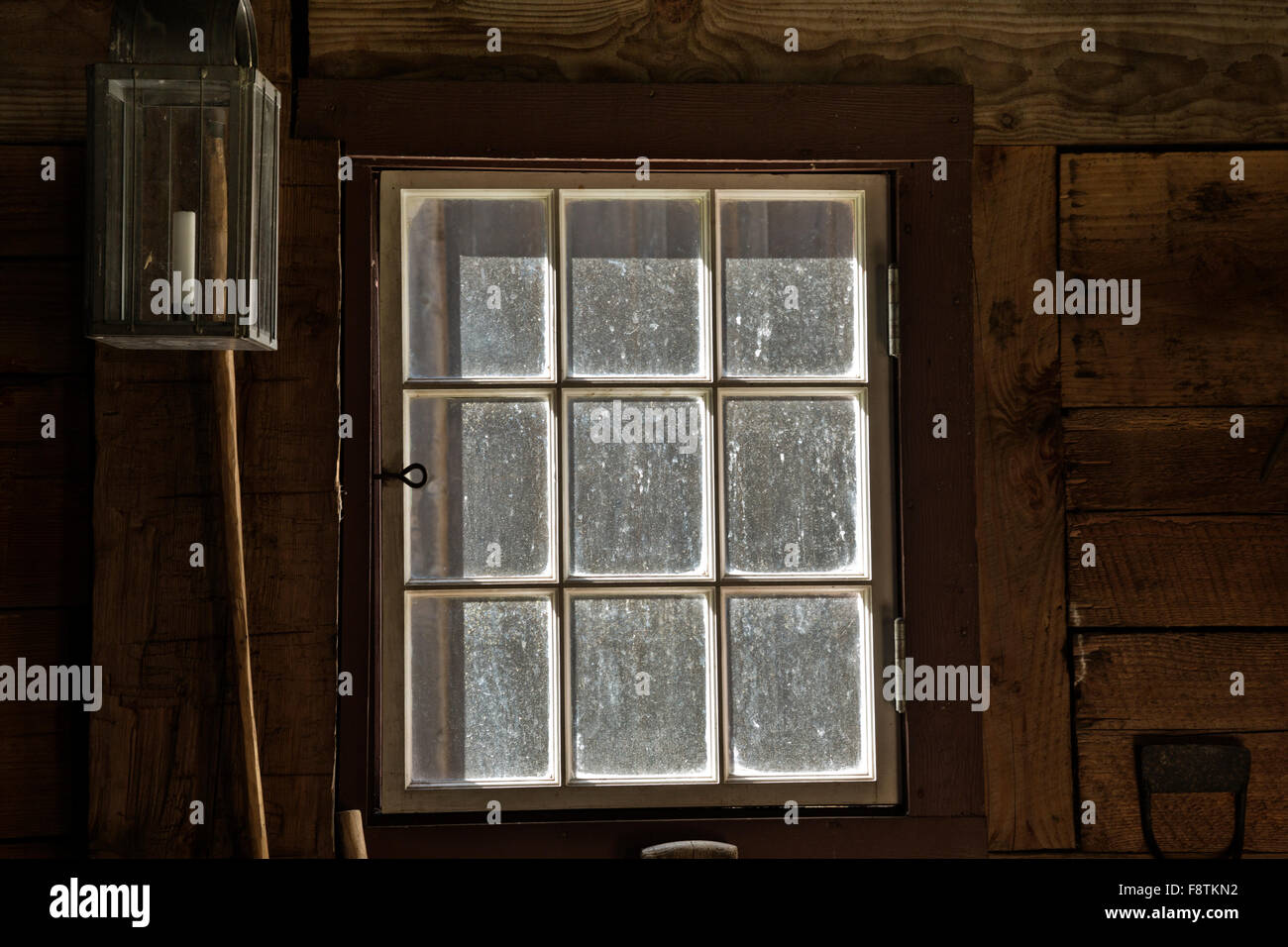 WASHINGTON - guardando fuori dalla finestra di un edificio al Fort Nisqually Historic Site, un museo vivente di storia ora di Tacoma. Foto Stock