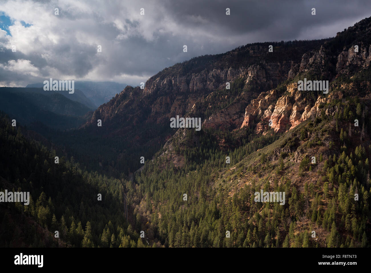 Autostrada 89un avvolgimento attraverso il Canyon di Oak Creek sotto nuvole di tempesta, Oak Creek Canyon, Arizona Foto Stock