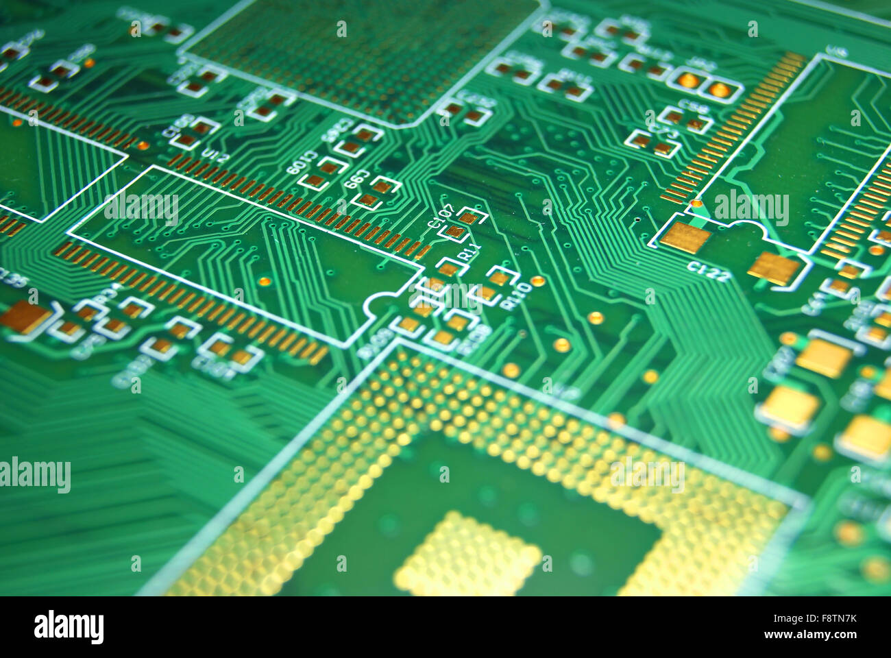 Scheda a circuito stampato elettronica verde sullo sfondo Foto Stock