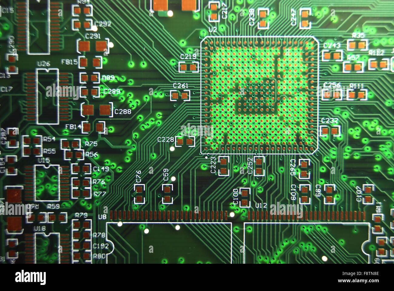 Scheda a circuito stampato elettronica verde sullo sfondo Foto Stock