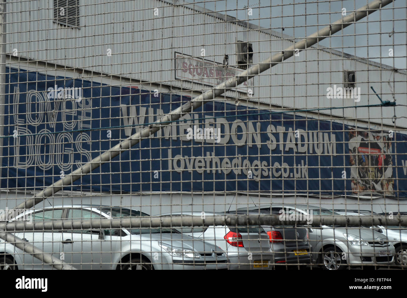 Londra, UK, 11 dicembre 2015, AFC Wimbledon è stato dato il permesso di costruire un nuovo stadio vicino alla sua casa spirituale nella corsia dell'aratro. La lega due club applicato per costruire un 11.000 posti stadium - che potrebbe essere ampliato per contenere 20.000 - sul sito di Wimbledon Greyhound Stadium. Credito: JOHNNY ARMSTEAD/Alamy Live News Foto Stock