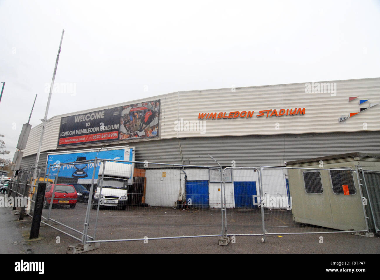 Londra, UK, 11 dicembre 2015, AFC Wimbledon è stato dato il permesso di costruire un nuovo stadio vicino alla sua casa spirituale nella corsia dell'aratro. La lega due club applicato per costruire un 11.000 posti stadium - che potrebbe essere ampliato per contenere 20.000 - sul sito di Wimbledon Greyhound Stadium. Credito: JOHNNY ARMSTEAD/Alamy Live News Foto Stock