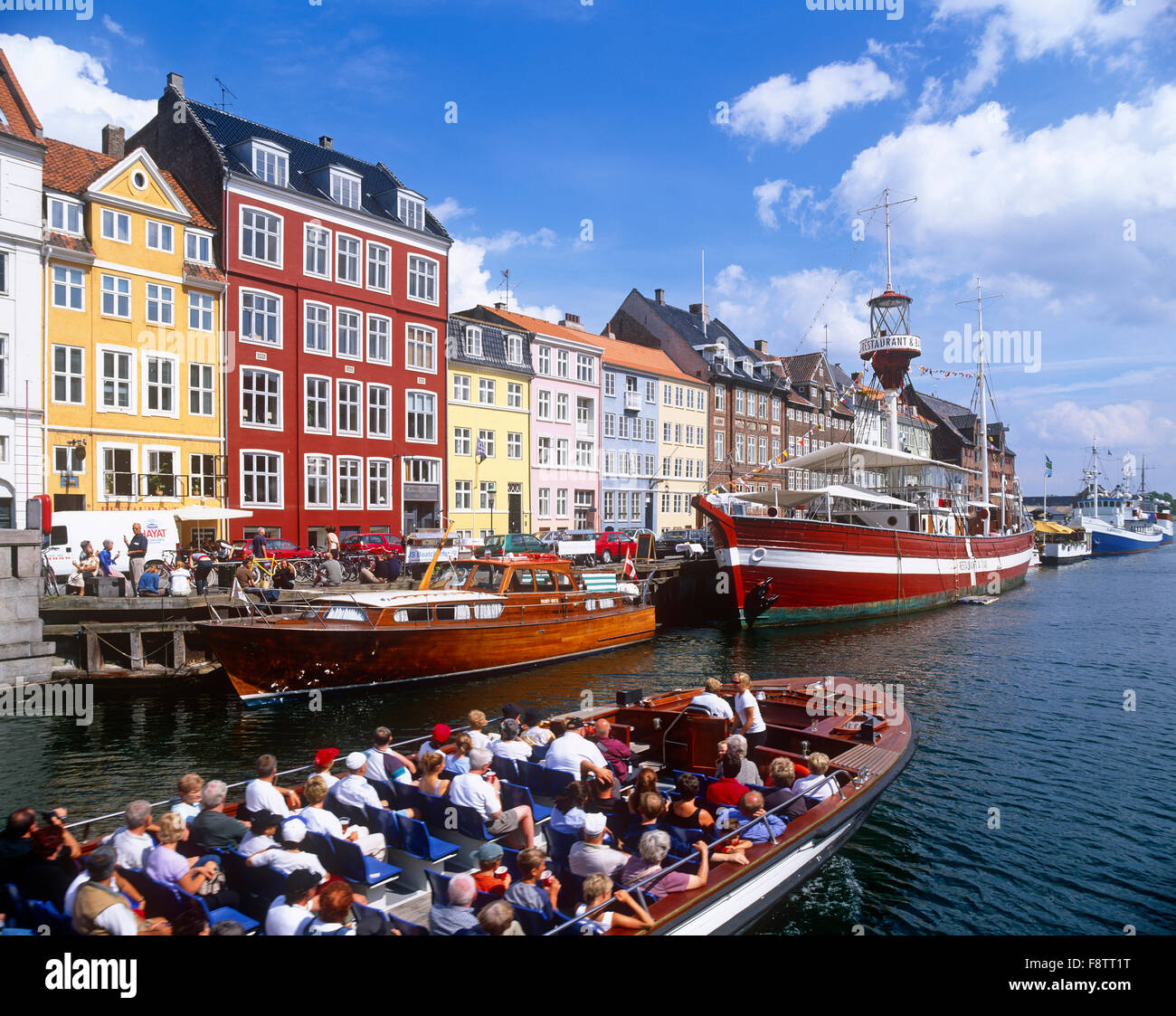 I turisti su imbarcazioni da diporto, Nyhavn, Copenhagen, Danimarca Foto Stock