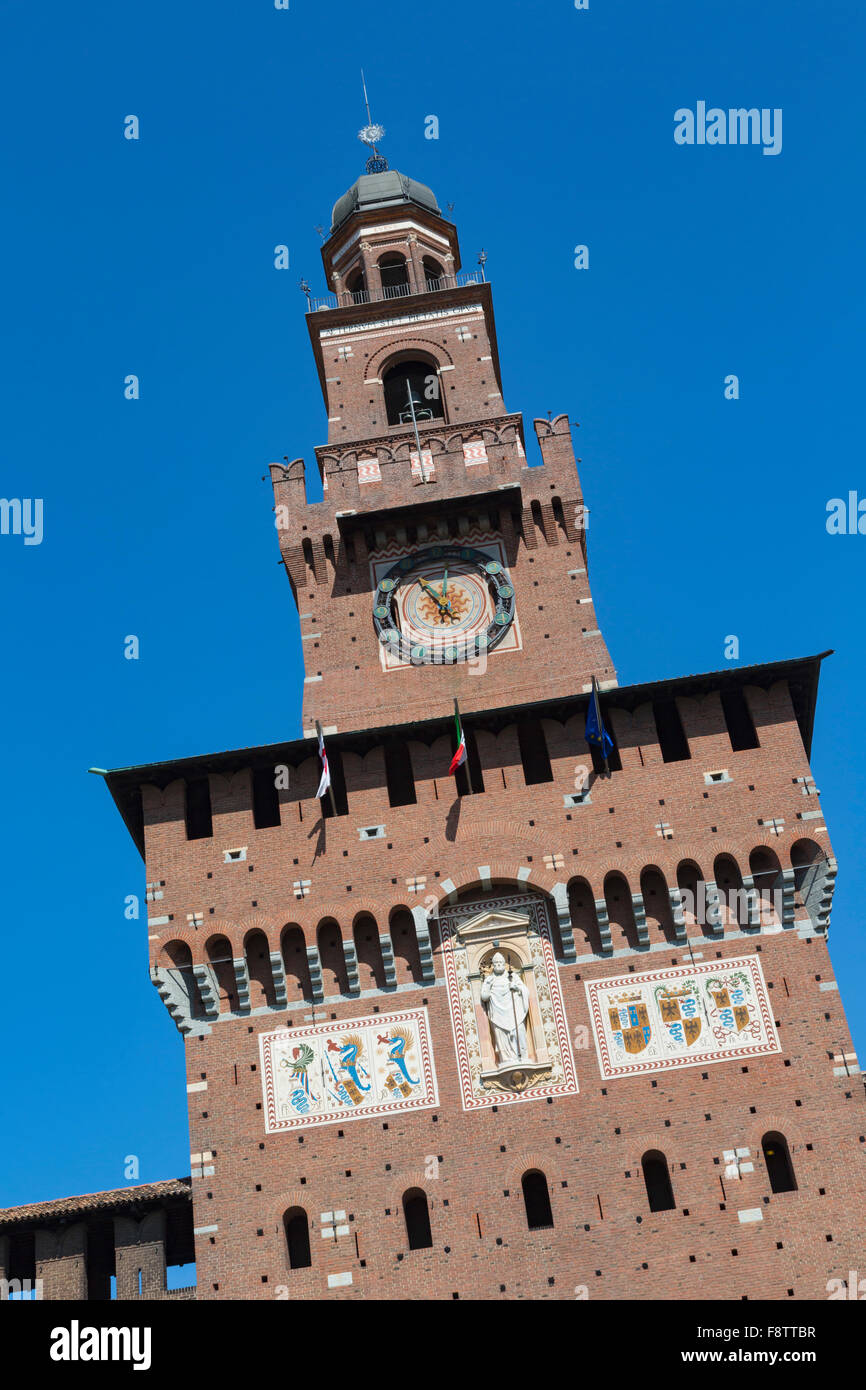 Milano, Provincia di Milano, lombardia, italia. Ingresso al Castello Sforzesco in Piazza Castello. Castello Sforzesco. Foto Stock