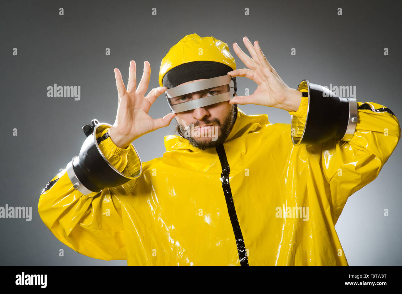 Uomo che indossa occhiali in metallo nel concetto di techno Foto stock -  Alamy