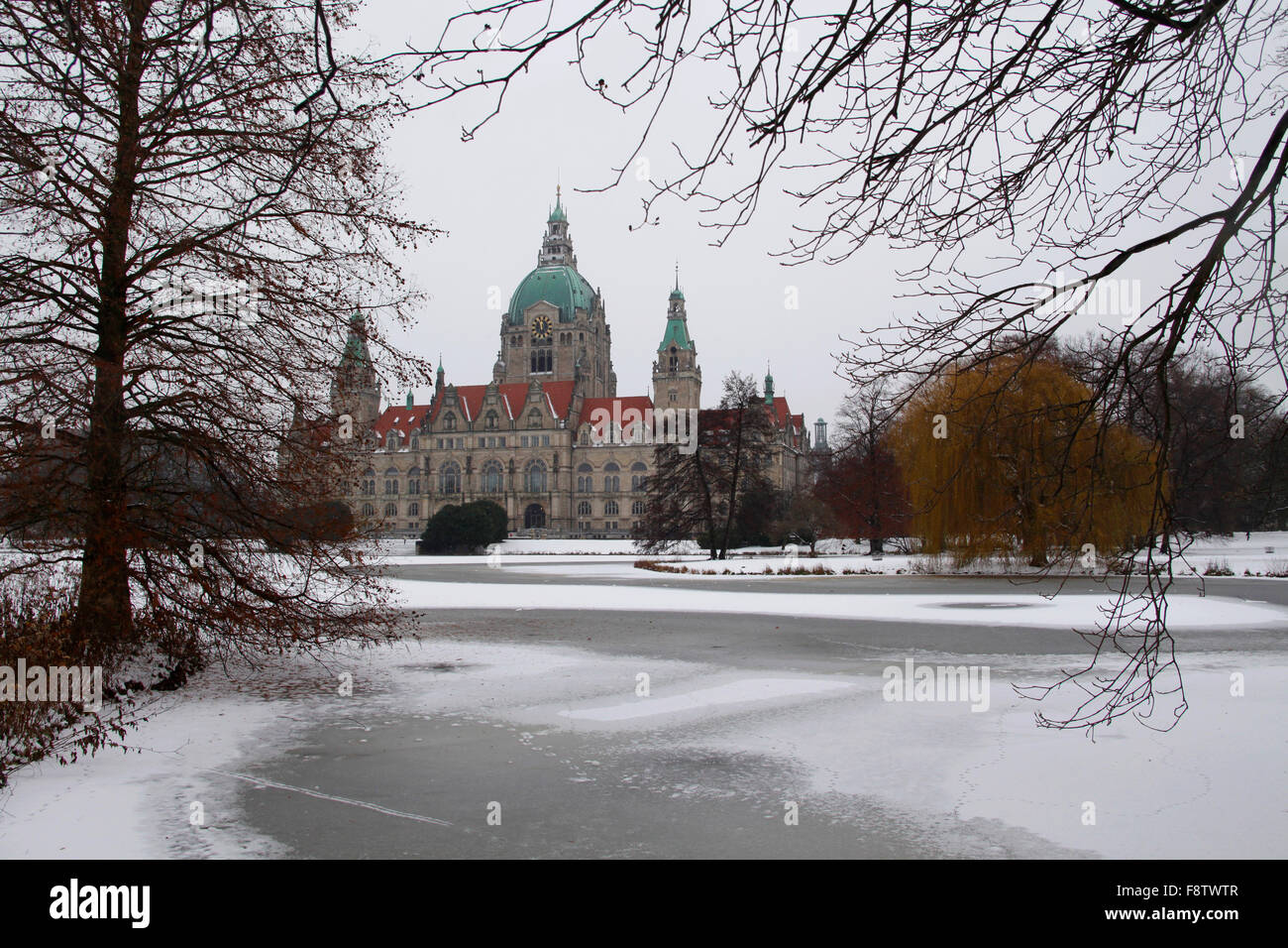 Hannover Rathaus town hall in inverno con neve city palace maschpark maschteich Foto Stock