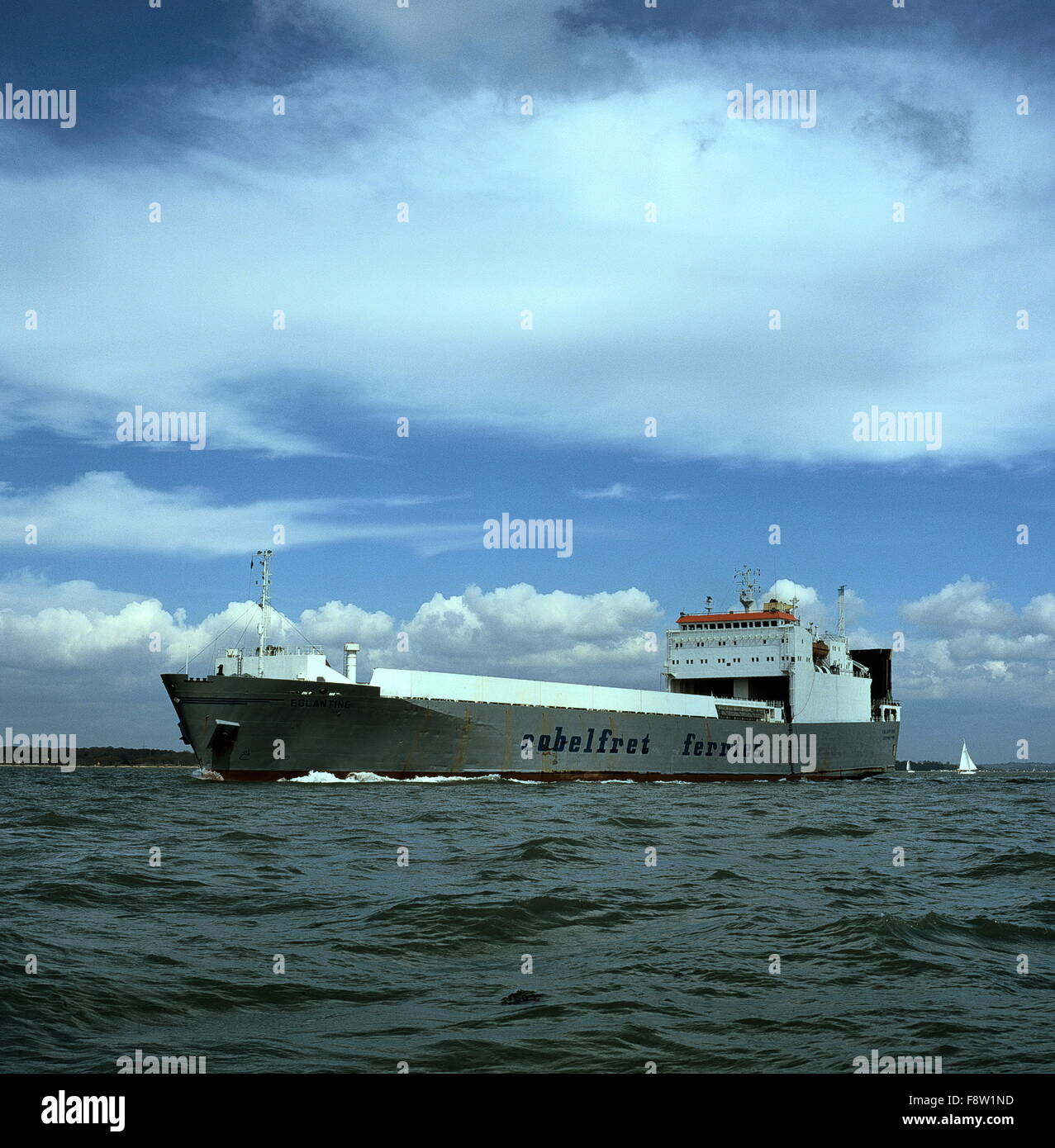 AJAXNETPHOTO. 16Aprile, 2000. SOLENT, Inghilterra. - RO-RO NAVE - COBELFRET TRAGHETTO RO-RO EGLANTINE (10035 tonnellate di stazza lorda) West bound fuori di Southampton. Foto:JONATHAN EASTLAND/AJAX REF: 001604 13 Foto Stock