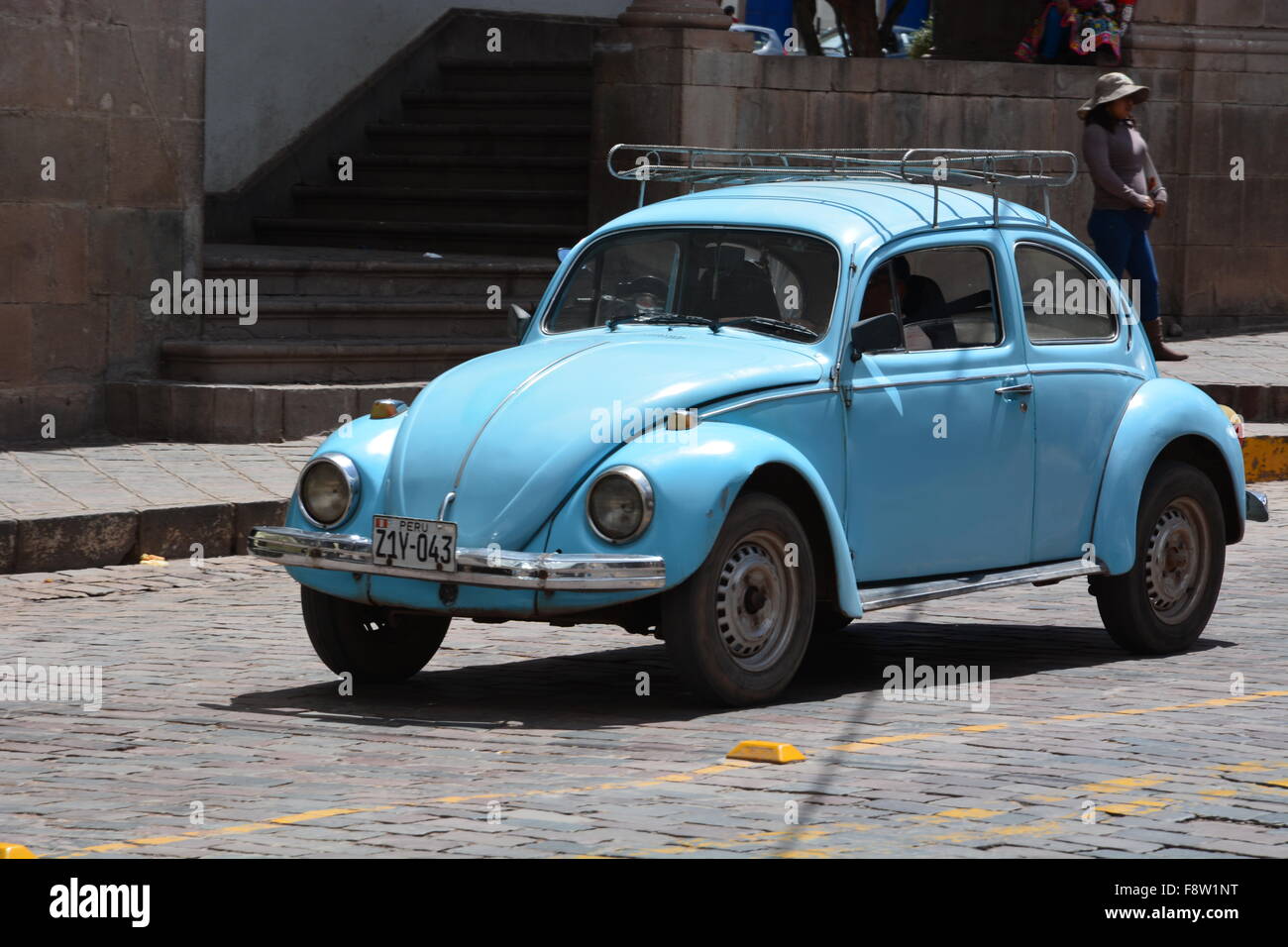Un vecchio blu Vw Bug sulle strade di Cusco Peru. Foto Stock