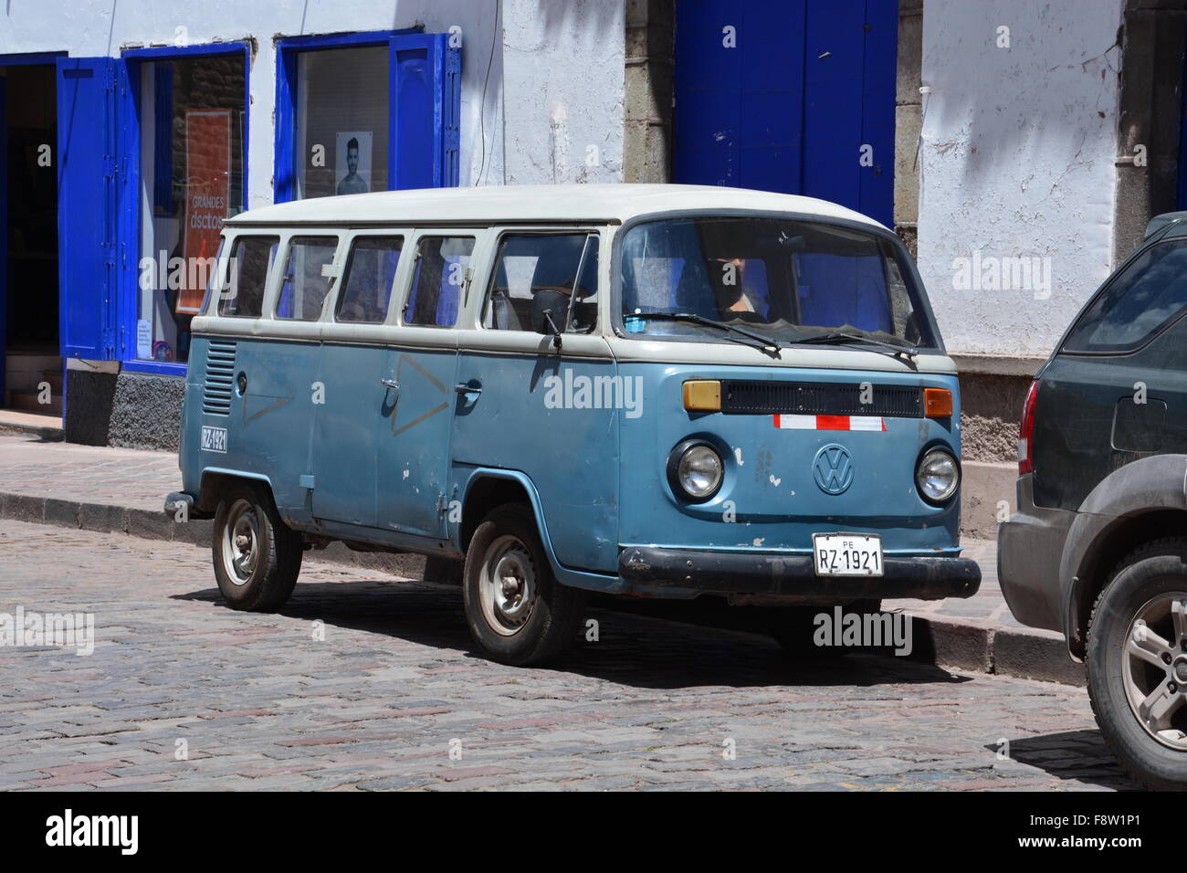 Un blu e bianco 14 brasiliano finestra bus VW / Kombi sulle strade di Cusco Peru. Foto Stock