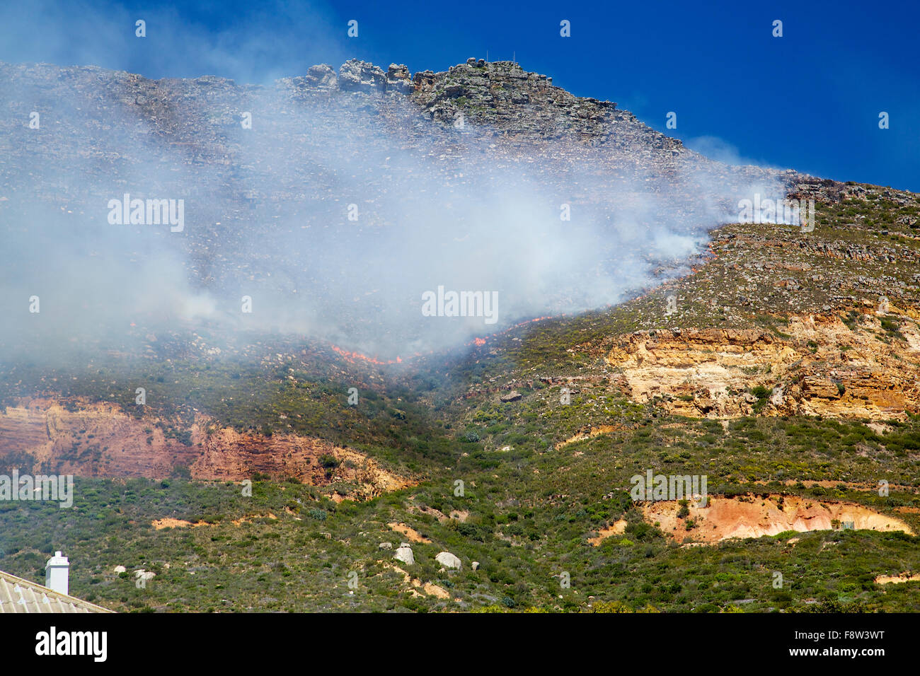 Un incendio di montagna nella Città di Simon in Sud Africa Foto Stock