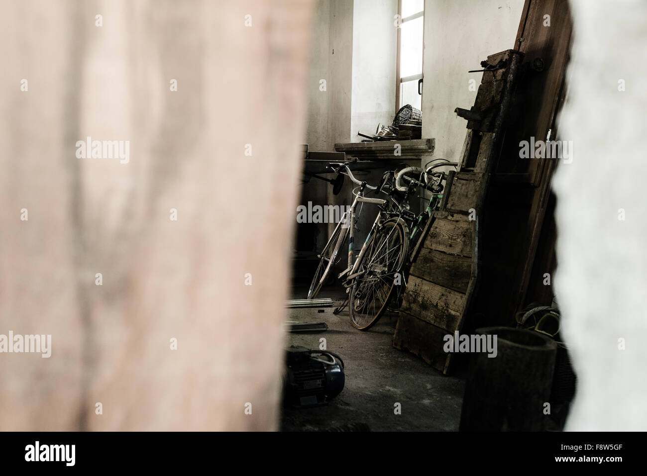Abandonded bicicletta in un vecchio magazzino Foto Stock
