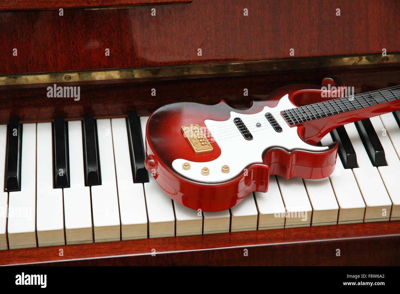 Chitarra sui tasti di pianoforte Foto Stock