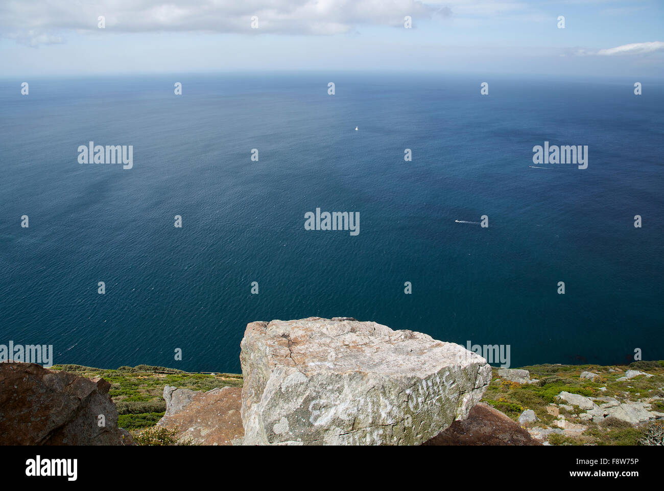 Un ampio angolo di vista panoramica dell'Oceano Atlantico da Cape Point in Sud Africa Foto Stock
