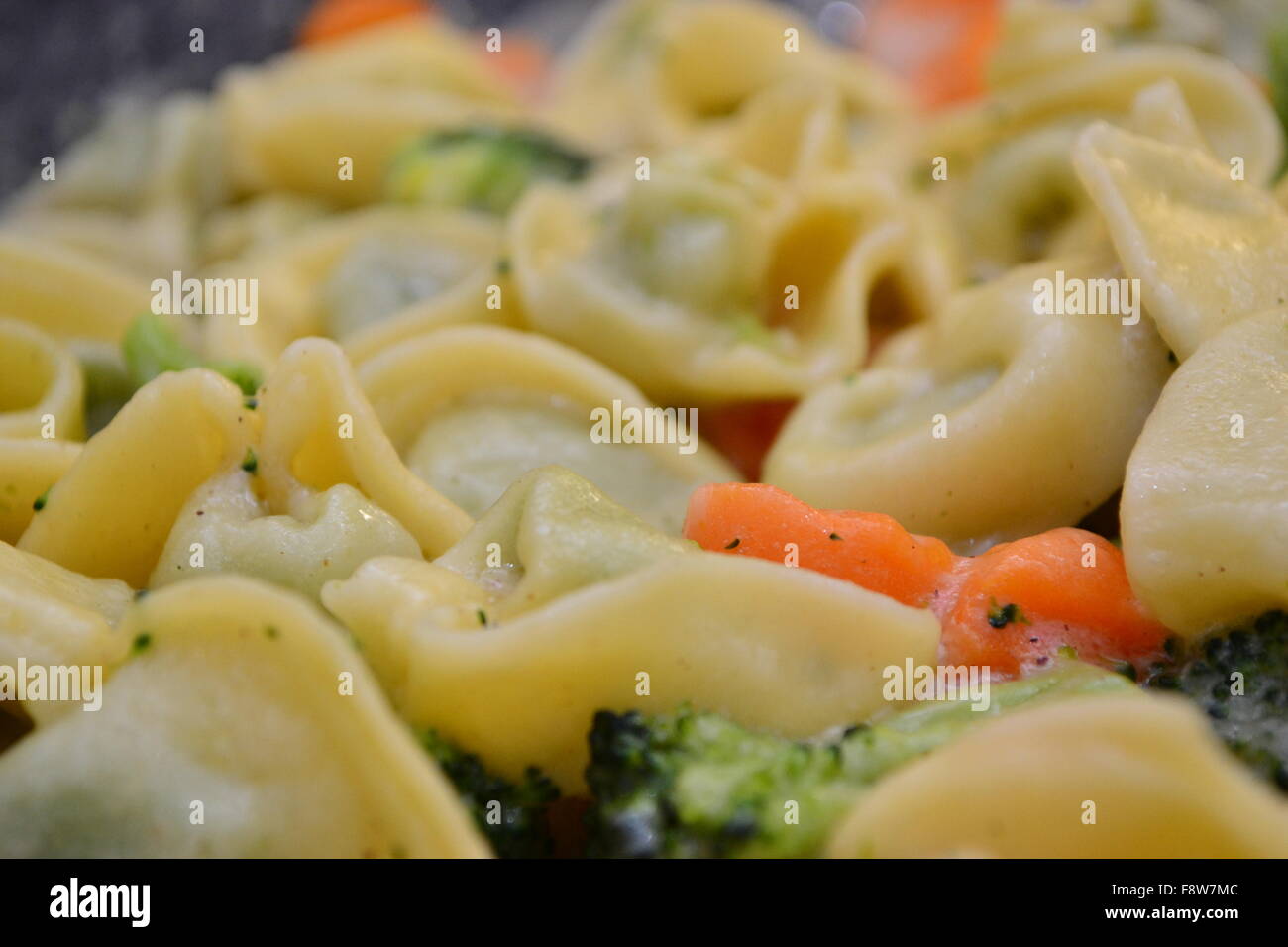 Broccoli e carote tortellini Foto Stock