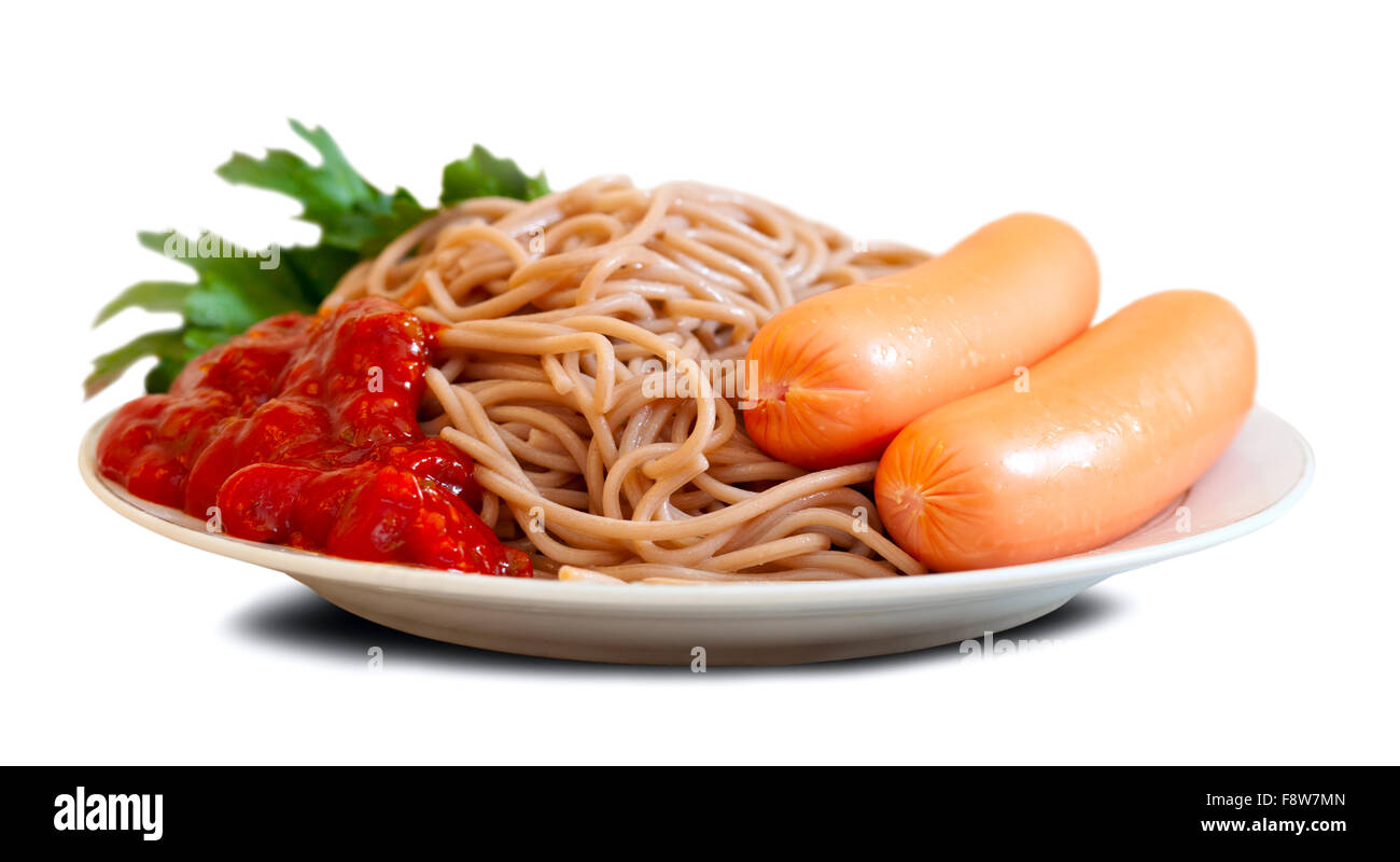 Pasta con salsicce e pomodoro catchup su sfondo bianco con ombra Foto Stock