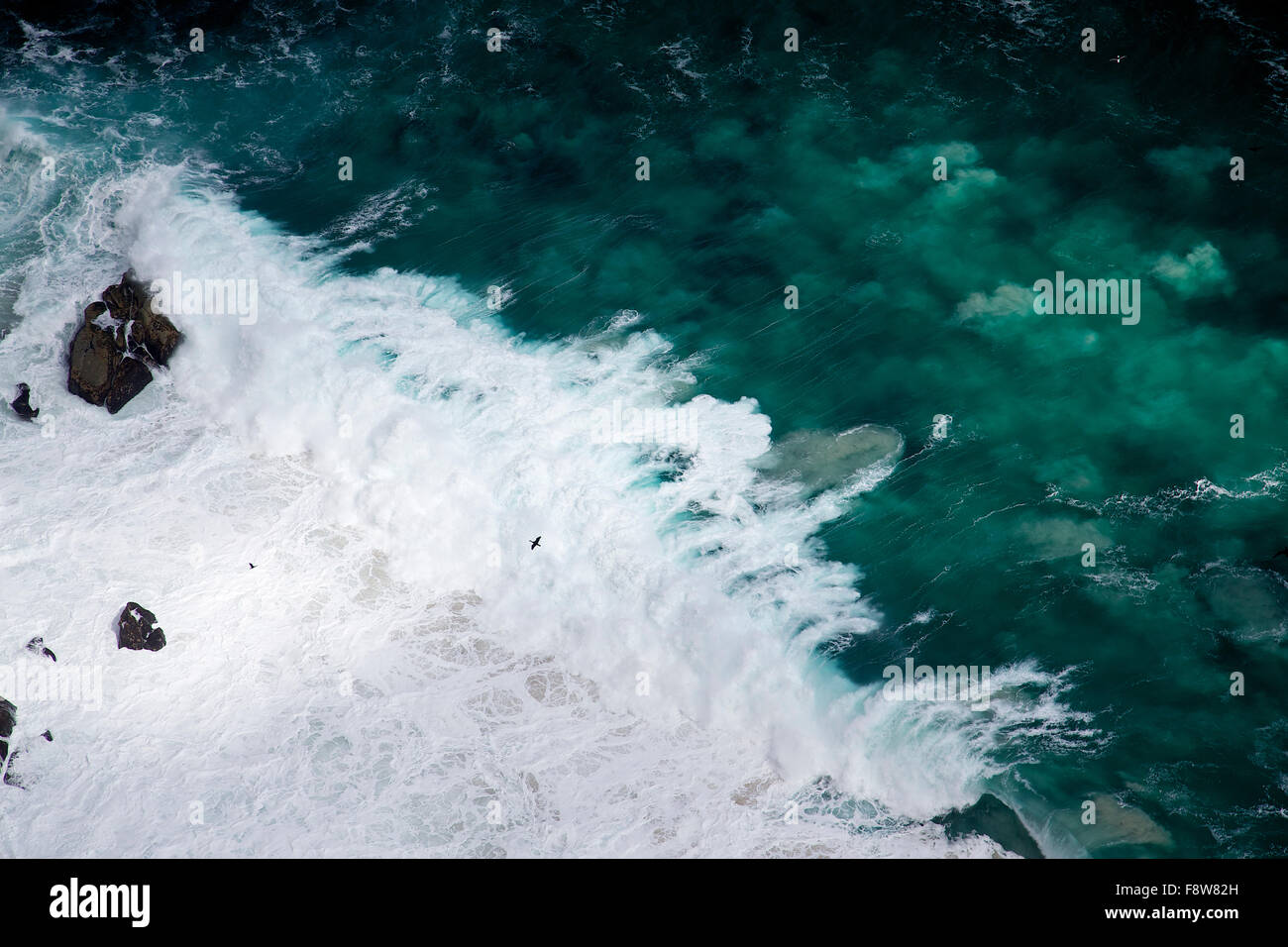 Una vista da sopra delle onde di colpire la costa di Cape Point in Sud Africa Foto Stock