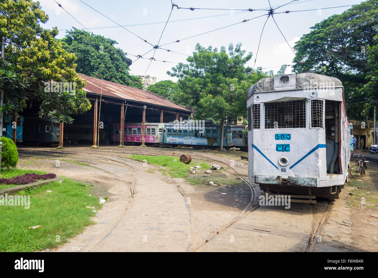 Tram storici di Kolkata permanente al tram Tollygunge deposito prima della partenza. Foto Stock