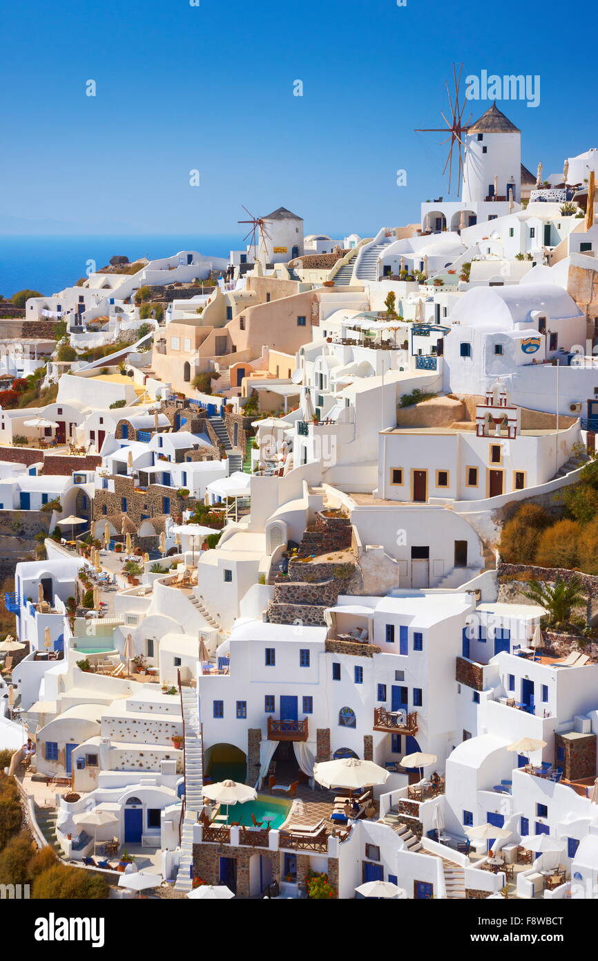 Case bianche e windmiil nella cittadina di Oia, isola di Santorini, Cicladi Grecia Foto Stock