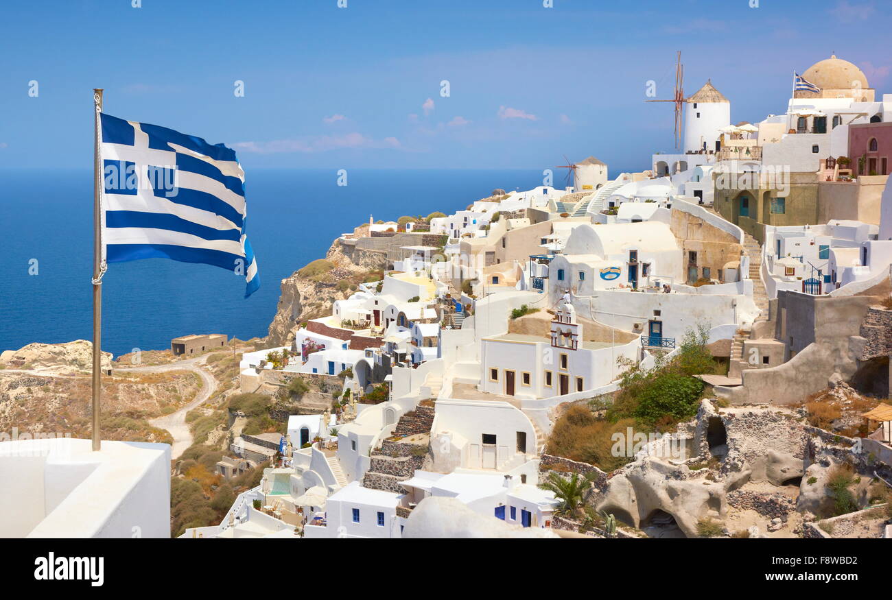 Bandiera Greca nella cittadina di Oia (parte settentrionale di Santorini) - Vista dal castello, isola di Santorini, Cicladi Grecia Foto Stock