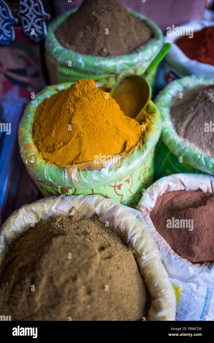 Le spezie per la vendita in secchielli in plastica nel souk di Marrakech Foto Stock