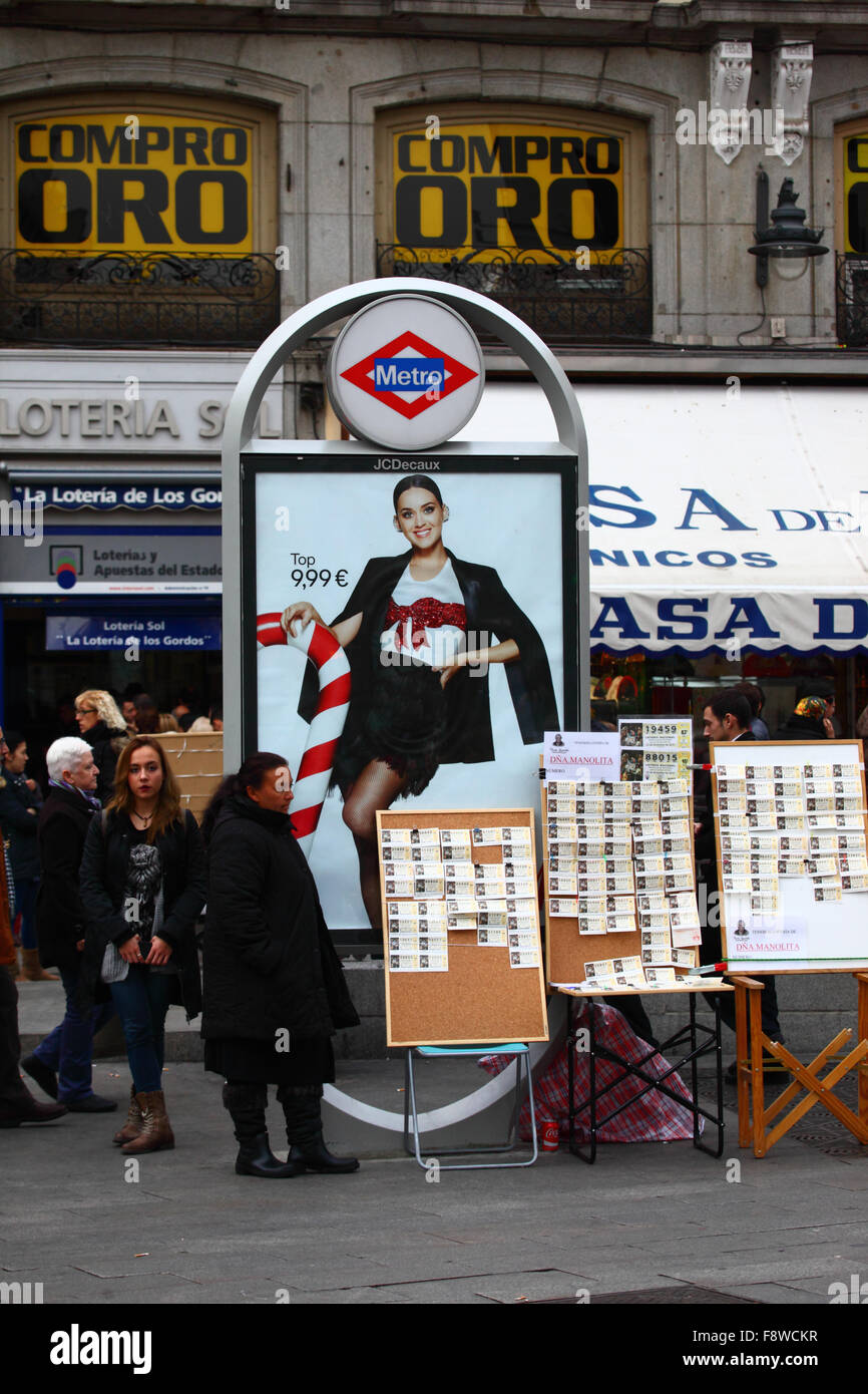 Madrid, Spagna 11 dicembre 2015: Una donna vende i biglietti per la lotteria di Natale accanto all'ingresso della stazione della metropolitana Sol in Plaza Puerta del Sol nel centro di Madrid. La lotteria di Natale spagnola è una delle più antiche al mondo e la più grande al mondo in termini di pagamento totale. Il biglietto vincente è noto come "El Gordo" ("il grande" o "il grasso"). Crediti: James Brunker / Alamy Live News Foto Stock