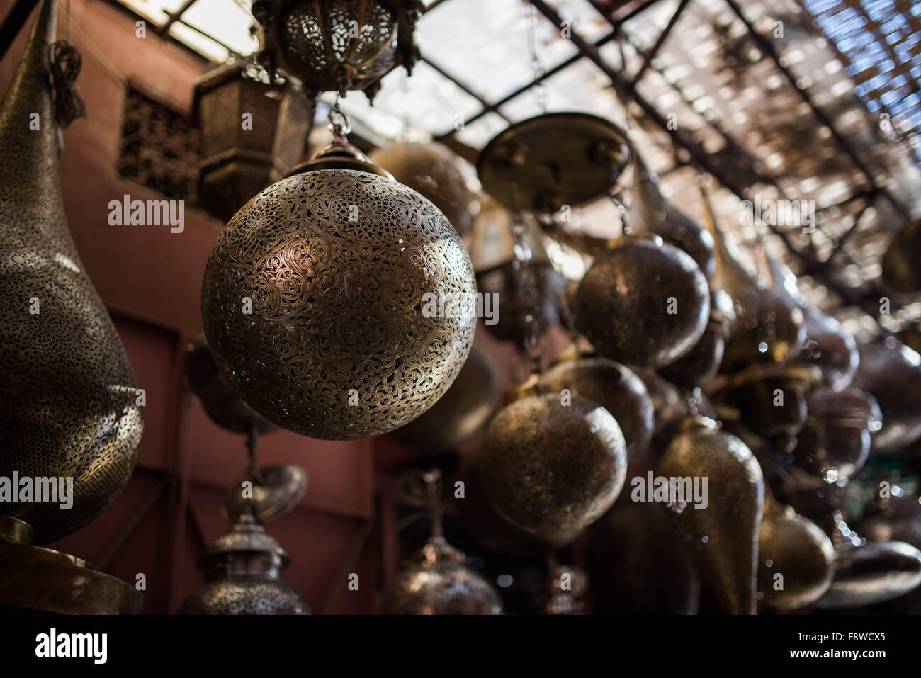 Sferiche lampade marocchine in vendita nei souk di Marrakech Foto Stock