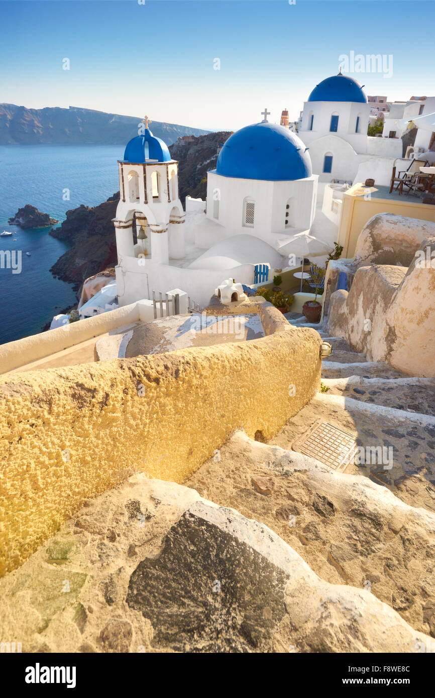 Isola di Santorini, Grecia - scale che portano alla piccola chiesa bianca nella cittadina di Oia, CICLADI Foto Stock