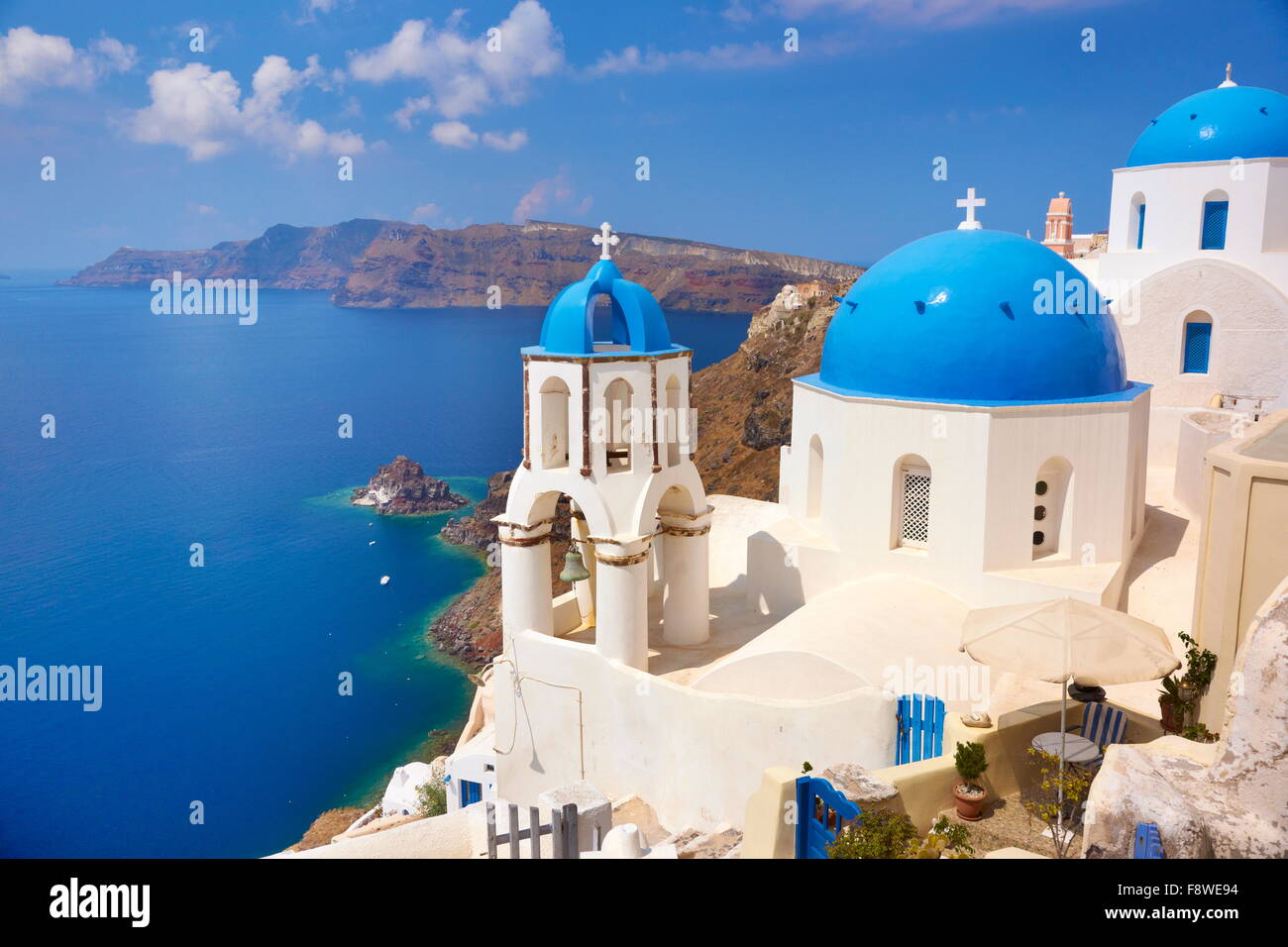 Greco bianco chiesa con campanile, la cittadina di Oia - Santorini Island, Grecia Foto Stock