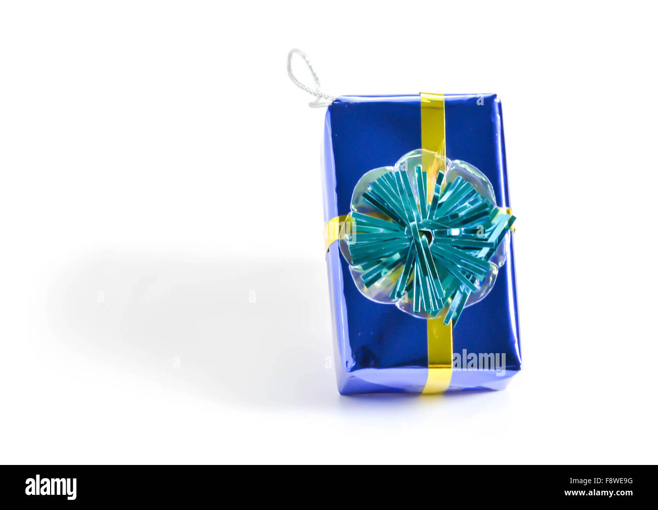 Fatte a mano blue box regalo su sfondo bianco Foto Stock